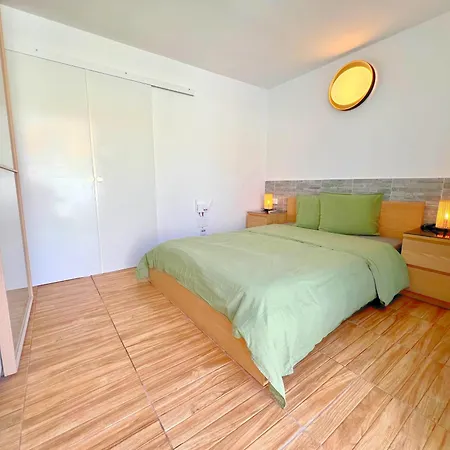 Mit Meerblick Und Gemeinschaftspool Апартаменты *